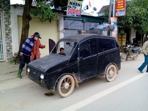 A poor father builds a car to take his children to school and the Vietnamese people's 'craving' for cars 3