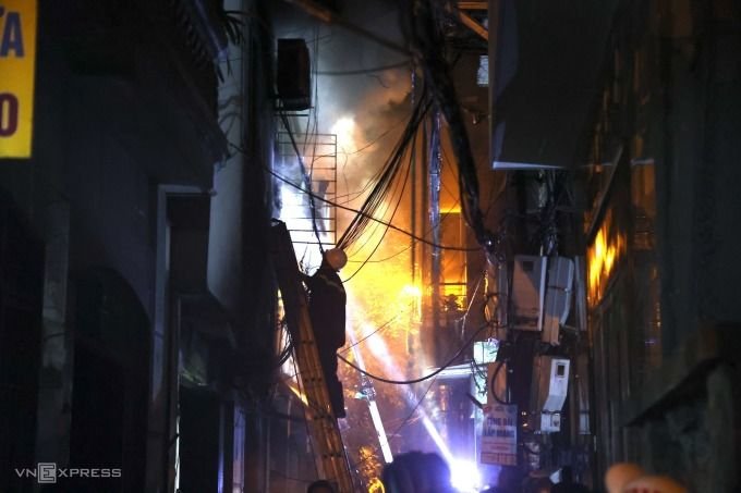 At night, racing through fire and smoke to save people in a mini apartment 2